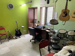 Uma (Guitar Drums School)